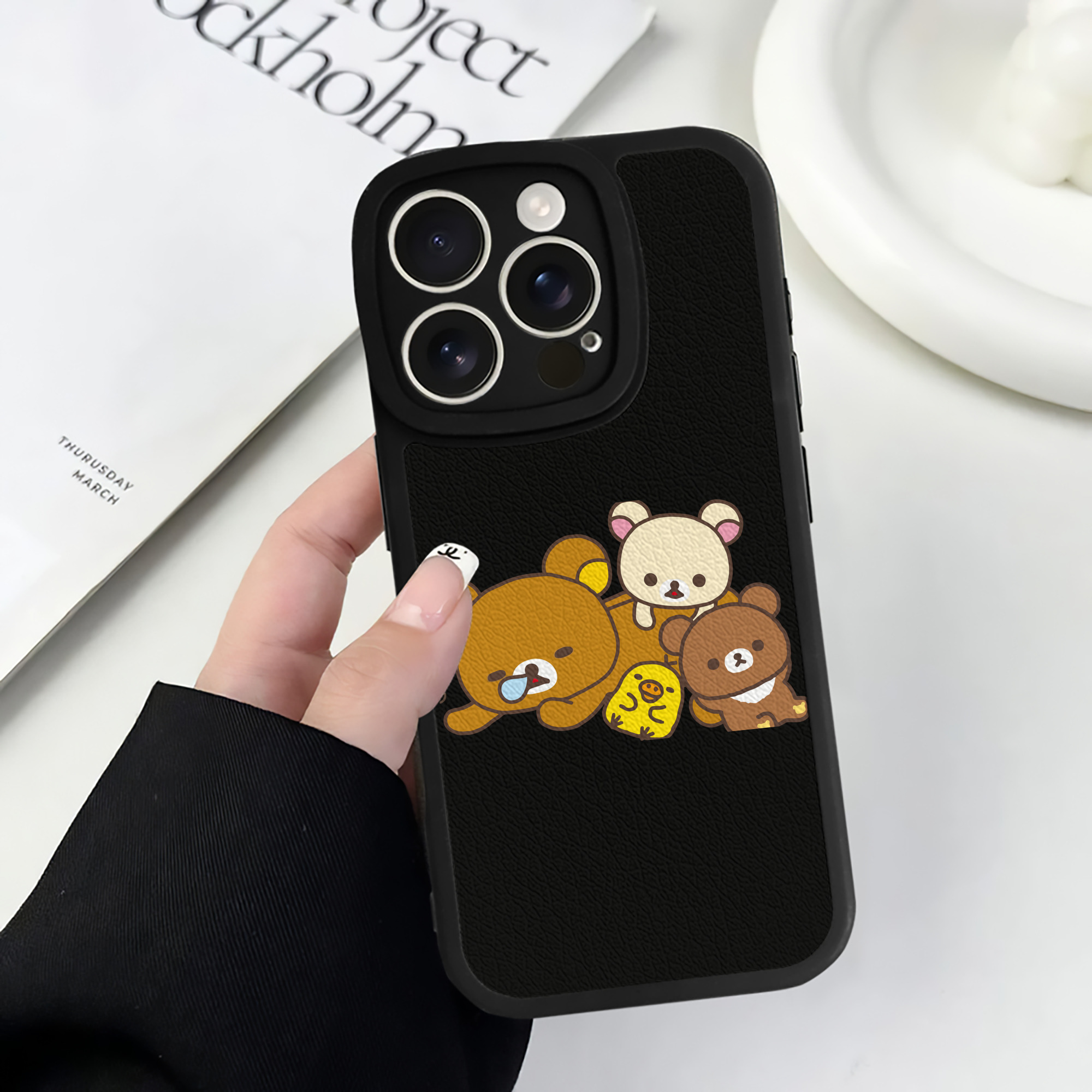 （画像用） リラックマ リラックマ キイロイトリ Rilakkuma Korilakkuma Kiiroitori 【iPhone 16シリーズ対応】シリコンスマホケース（レザー調） 材質：シリコン